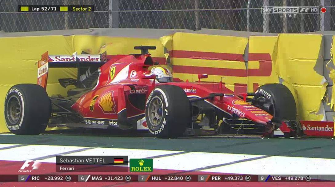 Vettel si ritira alla curva sette sbattendo contro le barriere